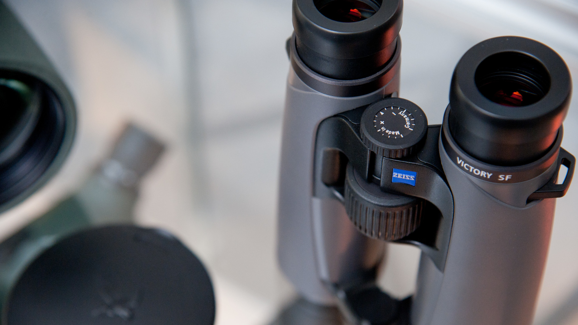 Wie reinigt man Ferngläser?
